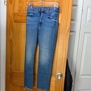 MOTHER Ankle Cropped Blue Jeans - The Insider Crop Step Fray in Juicin’ - 26